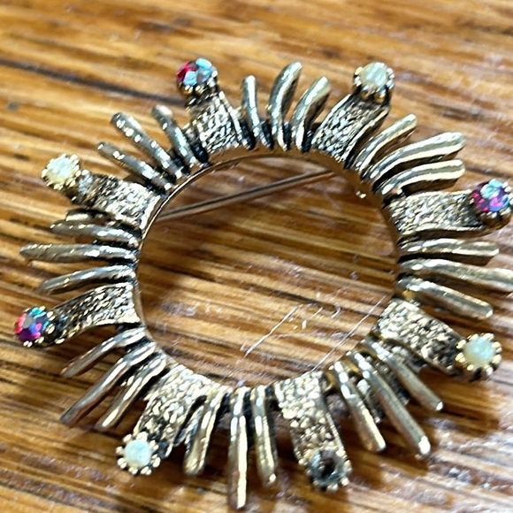 Assorted costume jewelry.  Includes 8 pieces. Seven pins and 1 bracelet. - Picture 6 of 10